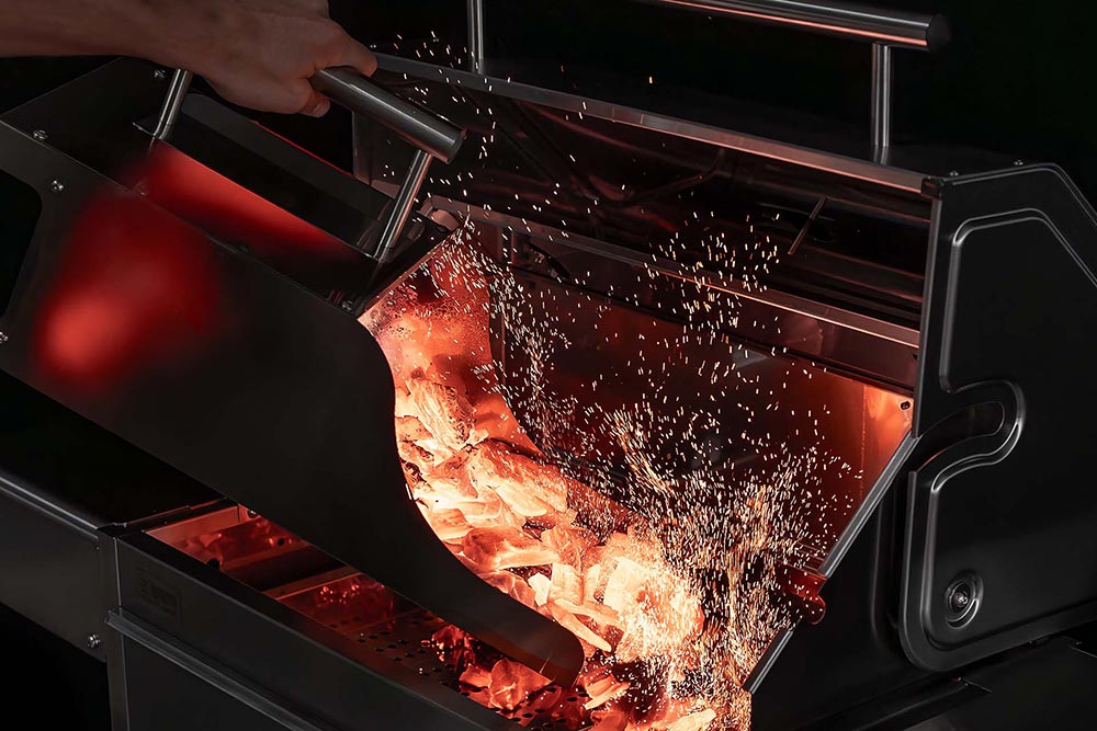 Mittlerweile sollten die Briketts durchgeglüht sein, sodass sie in den Holzkohlegrill geschüttet werden können und diesen nun aufheizen.