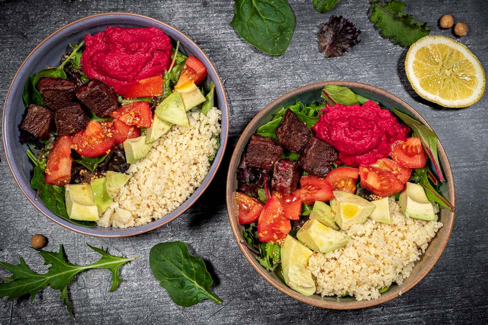 Das Endergebnis: Rainbow Bowl mit Pink Hummus und Steak Pralinen