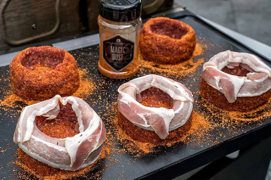 Würzen und mit Bacon umwickeln