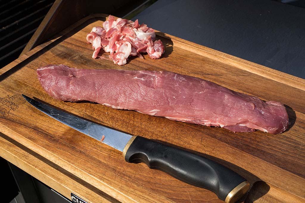 Das Duroc Filet mit scharfem Messer von Fett und Sehnen befreien.