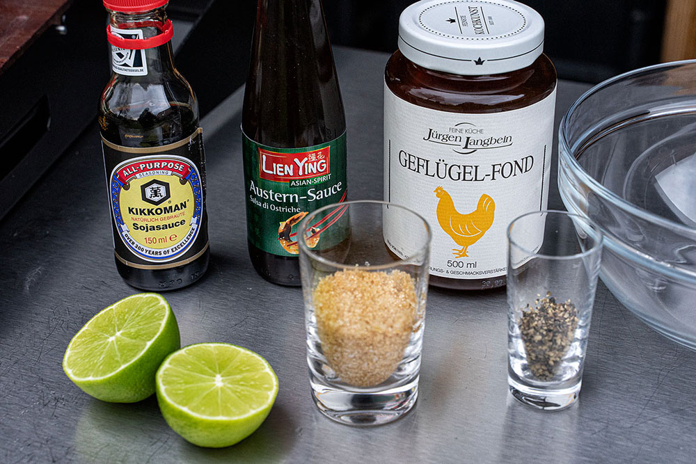 Für die Wok-Sauce die Sojasauce, Austernsauce, den Saft einer halben Limette,
den braunen Zucker und den Geflügelfond verrühren,
anschließend mit Pfeffer und klein geschnittenen Thai-Basilikum würzen.