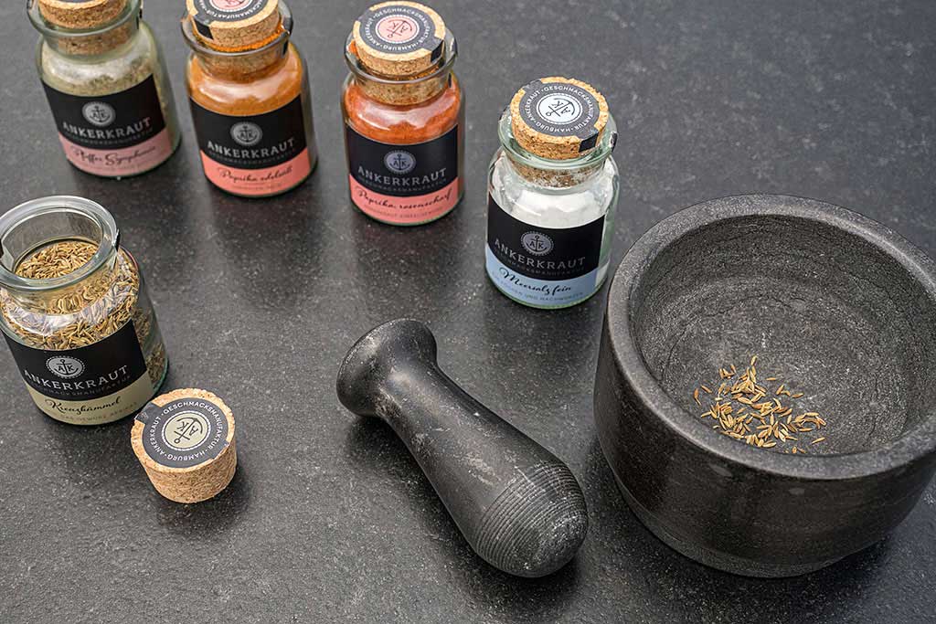 Kreuzkümmel stoßen