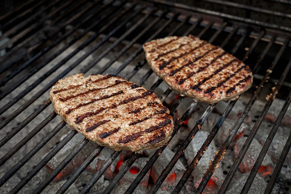 Über der direkten, sehr heißen Hitze der glühenden Briketts, für jeweils ca. 3 – 5 Minuten pro Seite grillen.