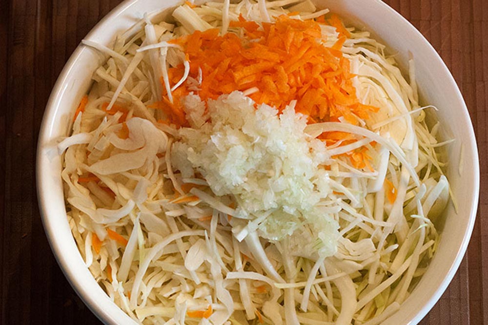 Coleslaw vermengen