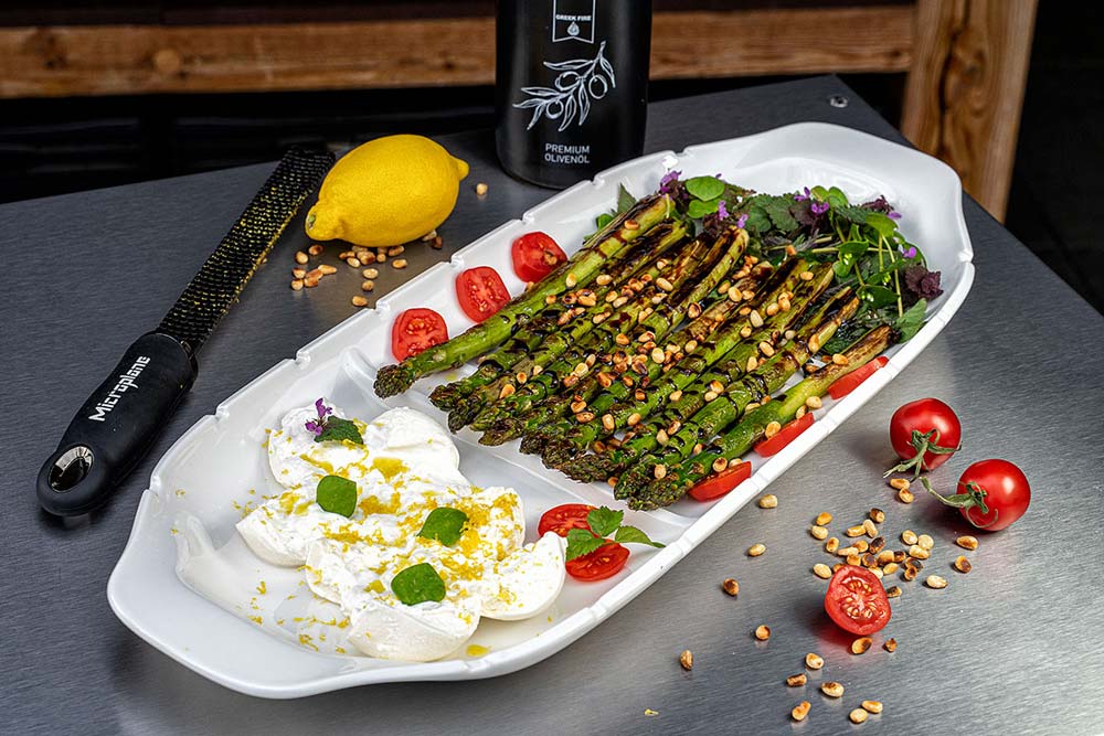 Das Endergebnis: Grüner Spargel mit Wildkräutern und Burrata