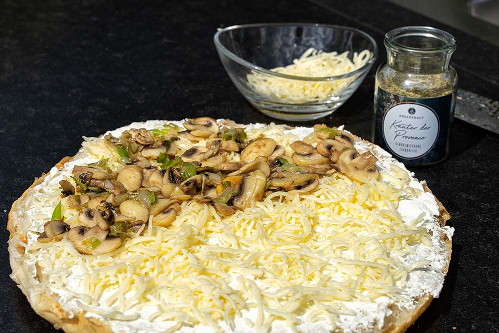 Belge jetzt noch mit Frühlingszwiebeln und Champignons. Diese Mischung sorgt für einen tollen Geschmack.