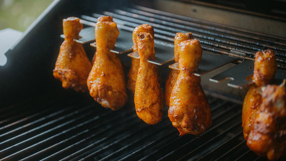 Hähnchenkeulenhalter und Rosterweiterung für die zweite Grillebene