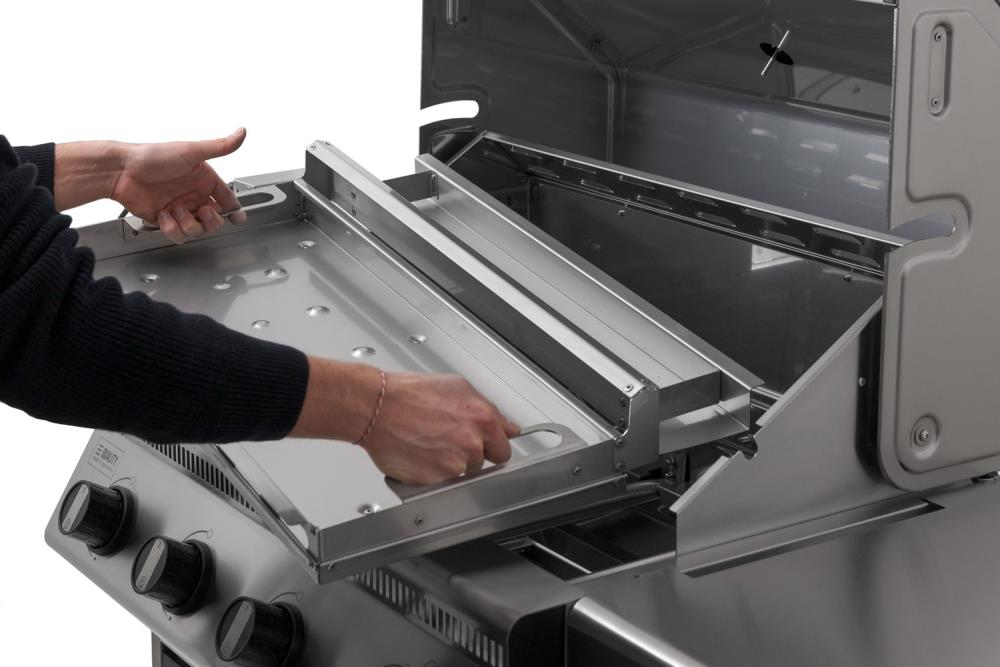 Der Heckling wird in den Gasgrill Hermann XL eingesetzt Der Heckling wird in den Gasgrill Hermann XL eingesetzt