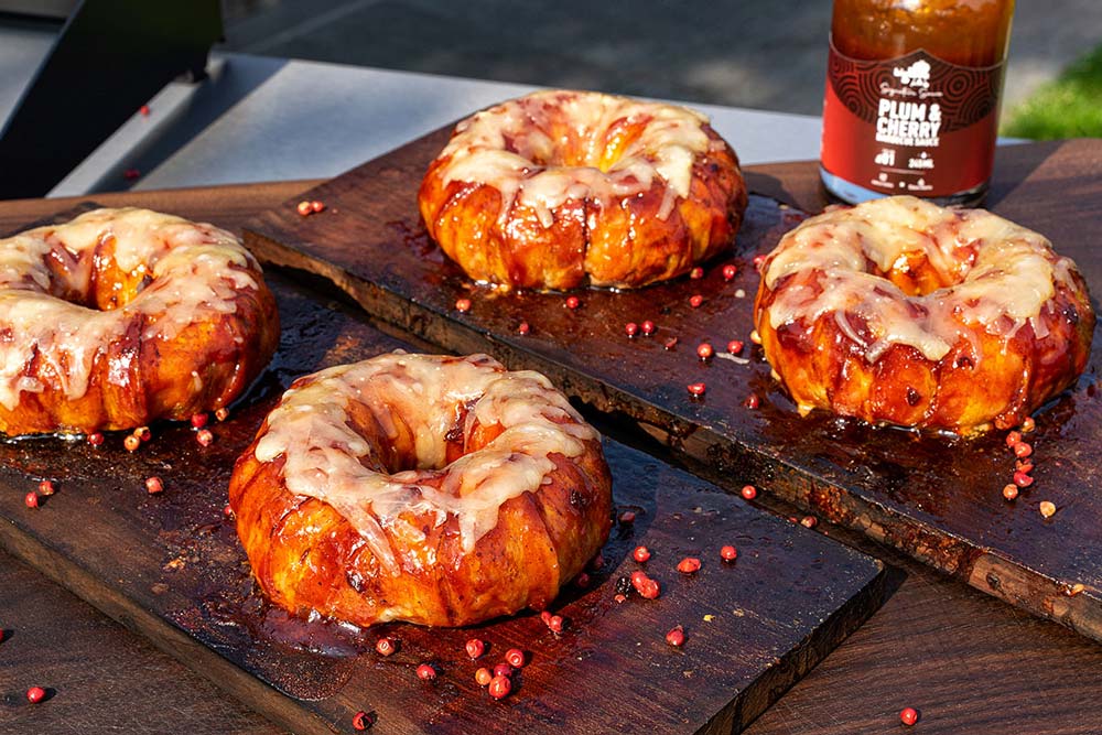 Barbecue-Donuts fertig angerichtet. Guten Appetit!