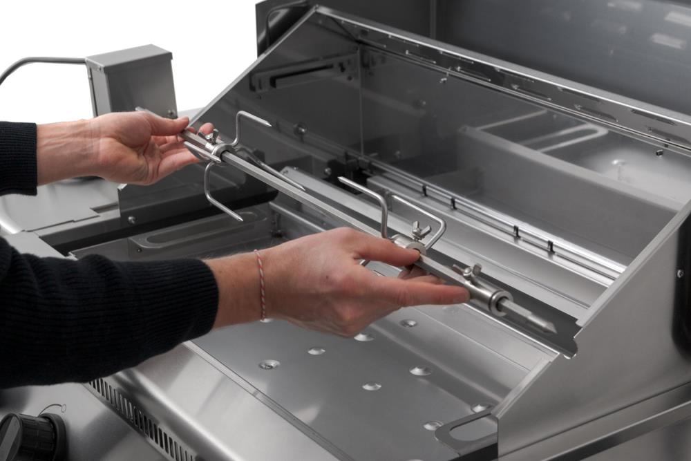 Den Spieß einfach in die Aussparungen setzen Den Spieß einfach in die Aussparungen setzen