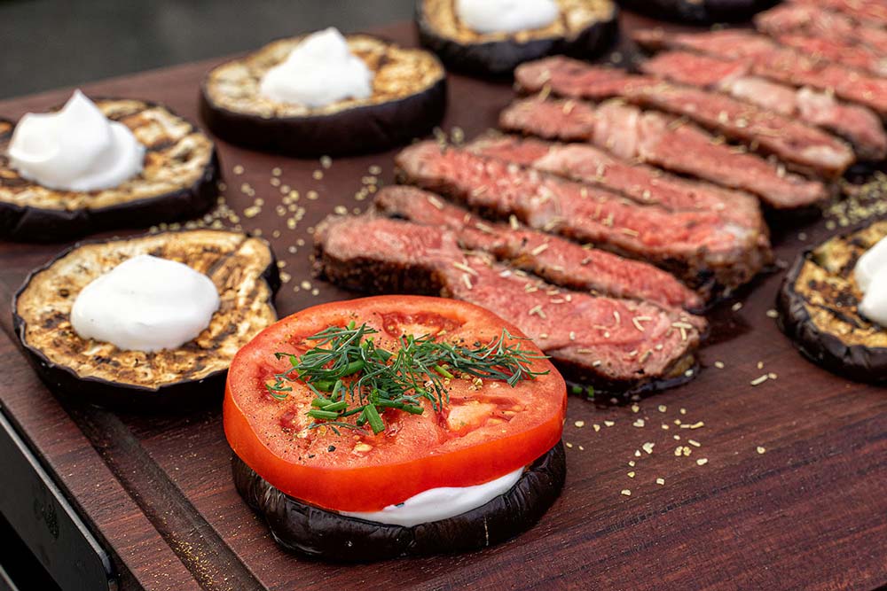 Die Auberginen jeweils mit einem Teelöffel Naturjoghurt belegen,
eine Tomatenscheibe auflegen,
mit frischem Dill und Schnittlauch versehen
und abschließend mit Salz und Pfeffer würzen.