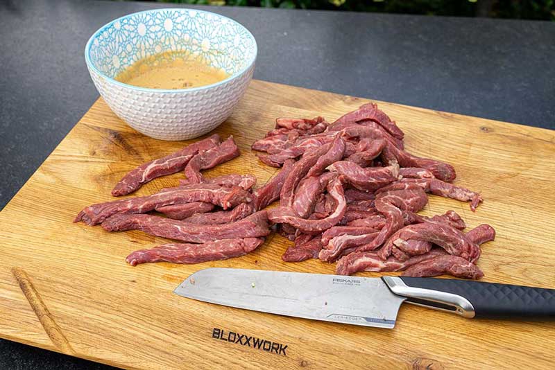 Das US Rinderfilet zunächst in dünne Scheiben, dann in Streifen schneiden
und in die Marinade (Eiweiß, Sojasauce, Backpulver, Stärke) einlegen.