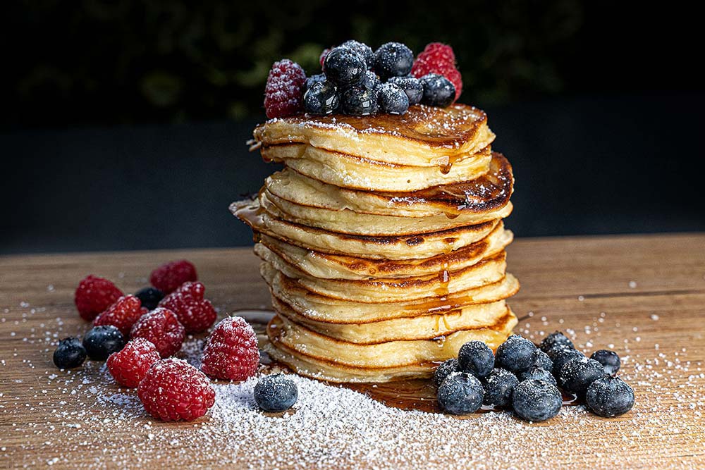 Pancakes Grill mit Beeren & Ahornsirup