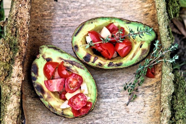 Gegrillte Avocado mit Tomaten Salsa