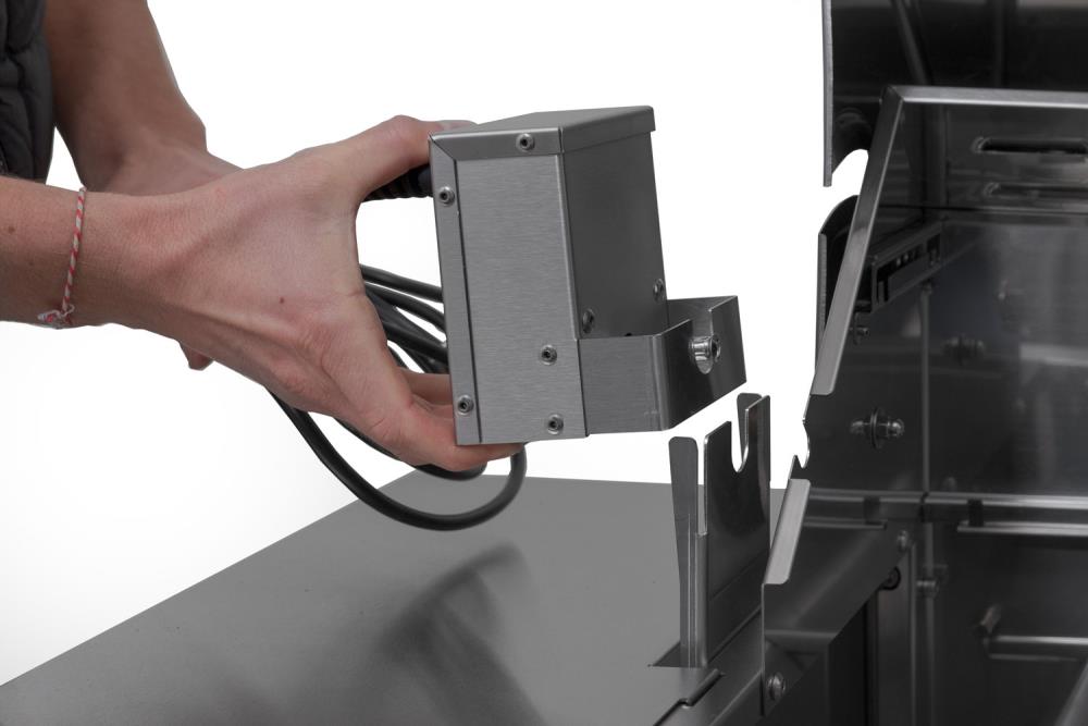 Der 5 Watt Motor lässt sich ganz einfach auf die Halterung stecken Der 5 Watt Motor lässt sich ganz einfach auf die Halterung stecken