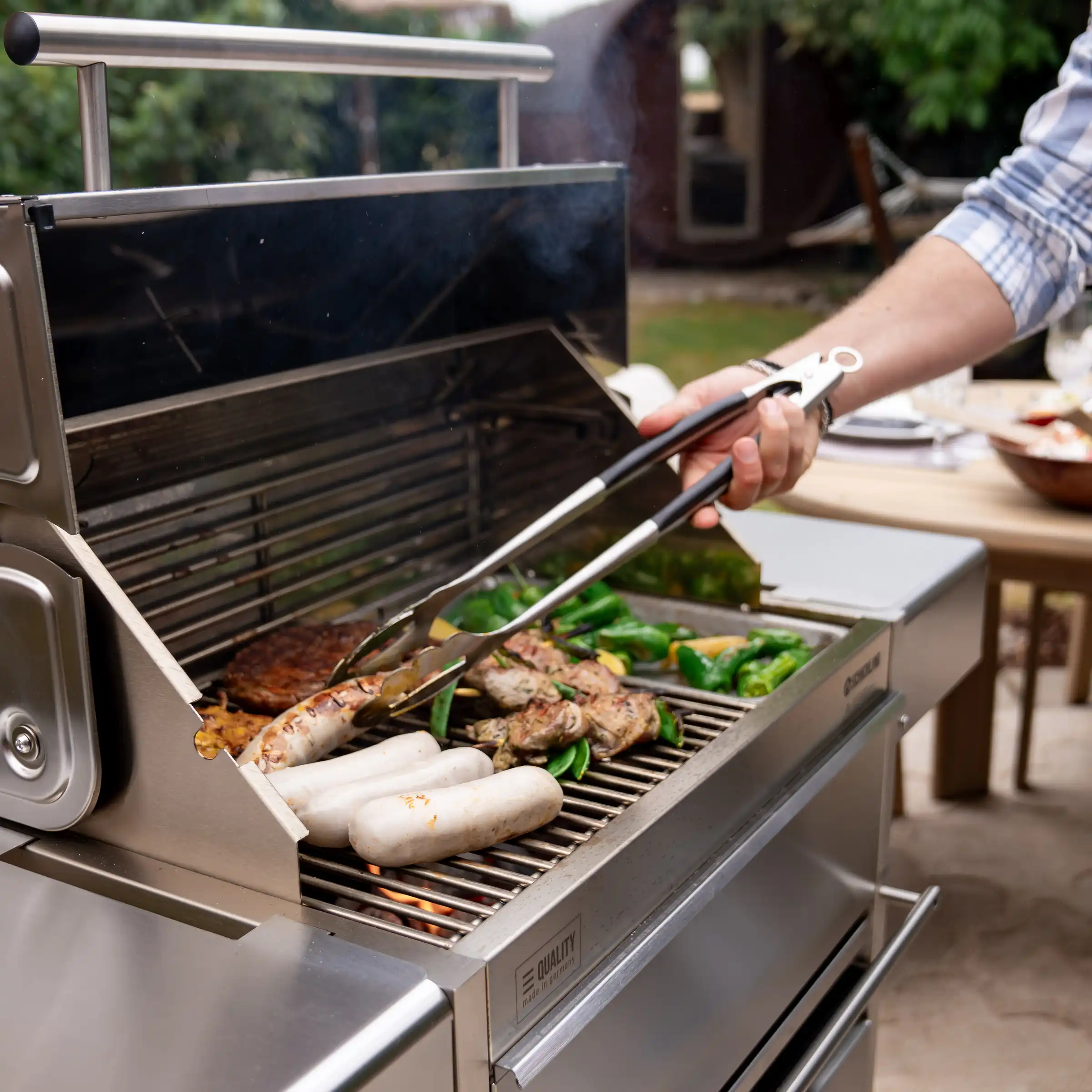 Grillzange im Einsatz