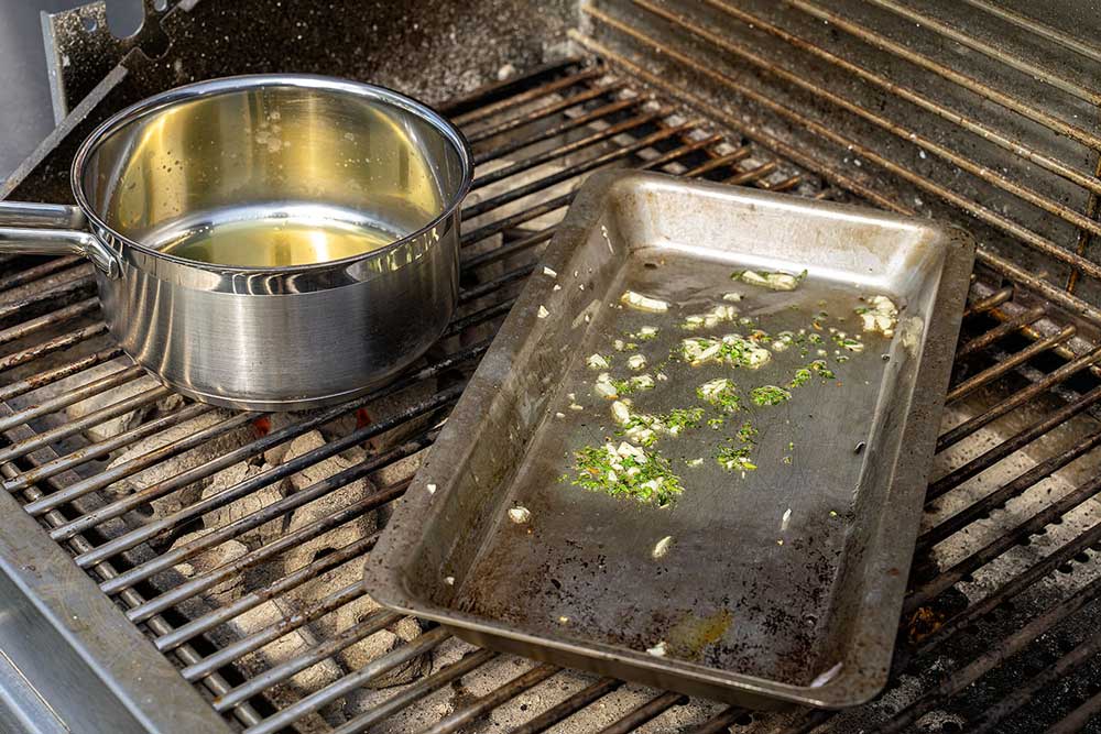 Knoblauch rösten in der Grillschale L Knoblauch rösten in der Grillschale L