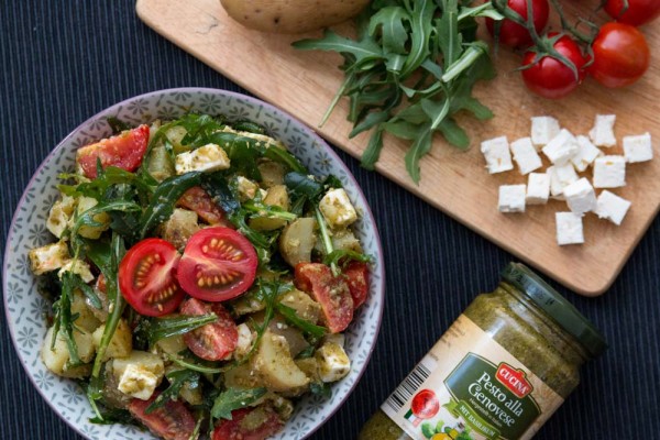 Kartoffel Pesto Salat – mit Rucola, Feta & Tomaten als mediterrane Beilage