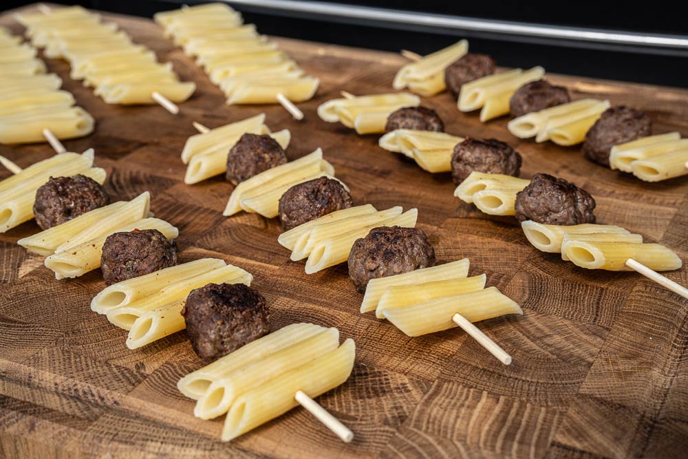 Pesto-Pasta-Sticks aufspießen