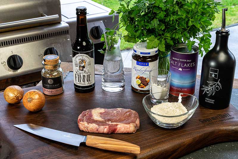 Zutaten für Argentinisches Roastbeef mit Zwiebel-Bier Sauce vom Grill