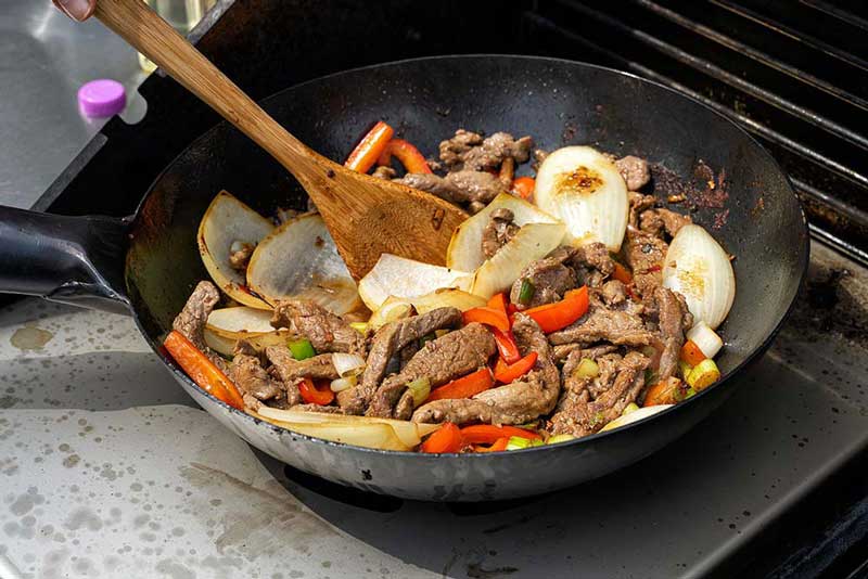 Mit Sojasauce und Rinderfond ablöschen und anschließend das Rinderfilet
sowie die angebratenen Gemüsezwiebel zurücklegen und kurz aufkochen.
Eventuell mit Stärke und einer Mehlschwitze binden und mit Reis servieren.