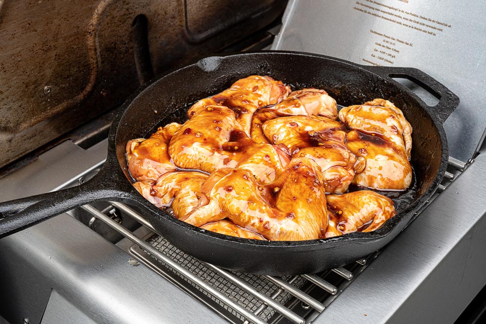Die Chicken Wings einlegen.