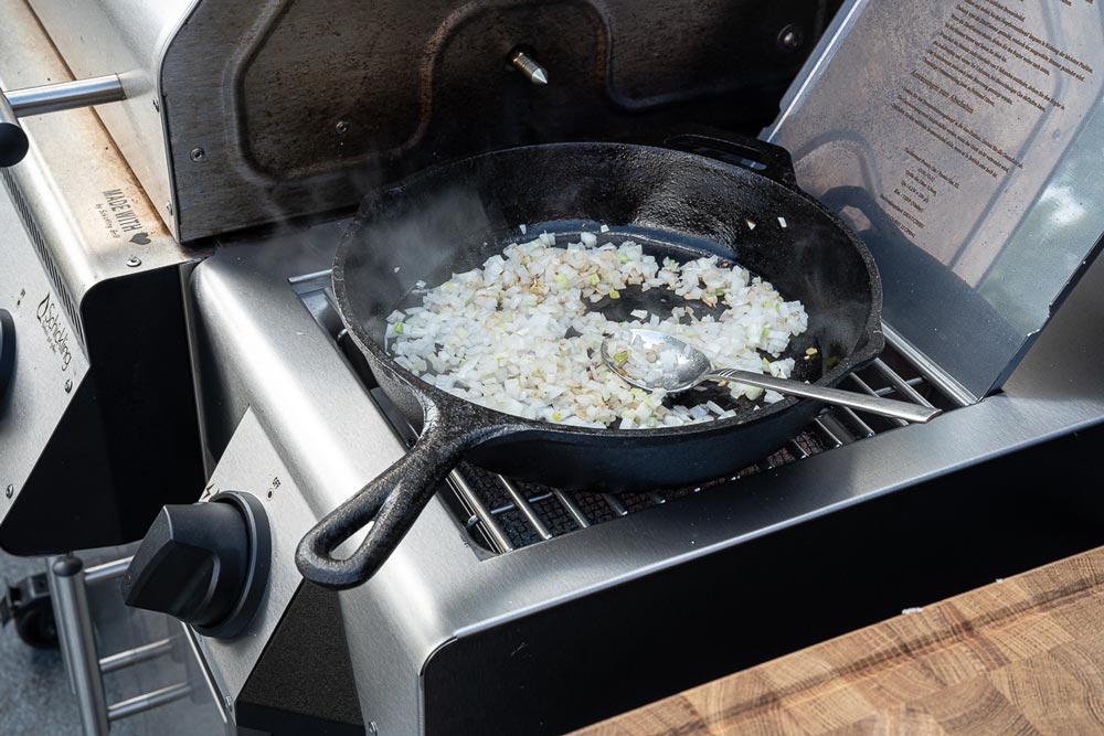 Währenddessen die Zwiebel in Würfel schneiden und anschließend
in einer Pfanne auf dem Seitenbrenner des Grills anschwitzen.