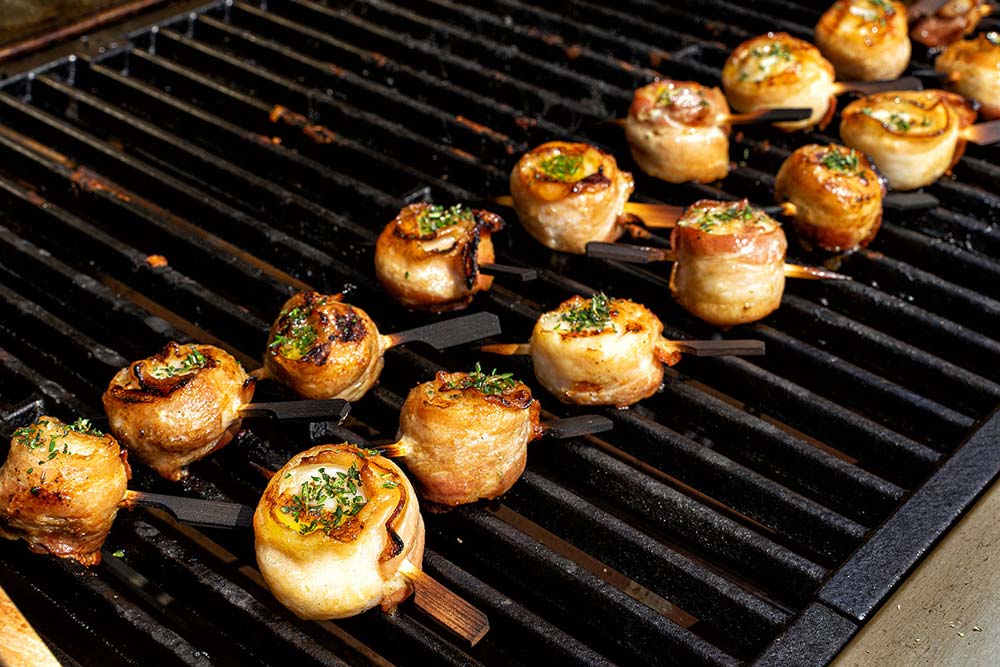 Scallops wenden und beträufeln