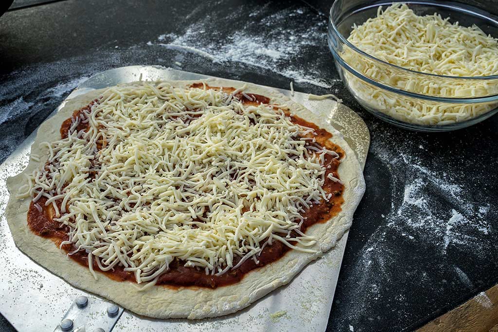 Mit Käse bestreuen
