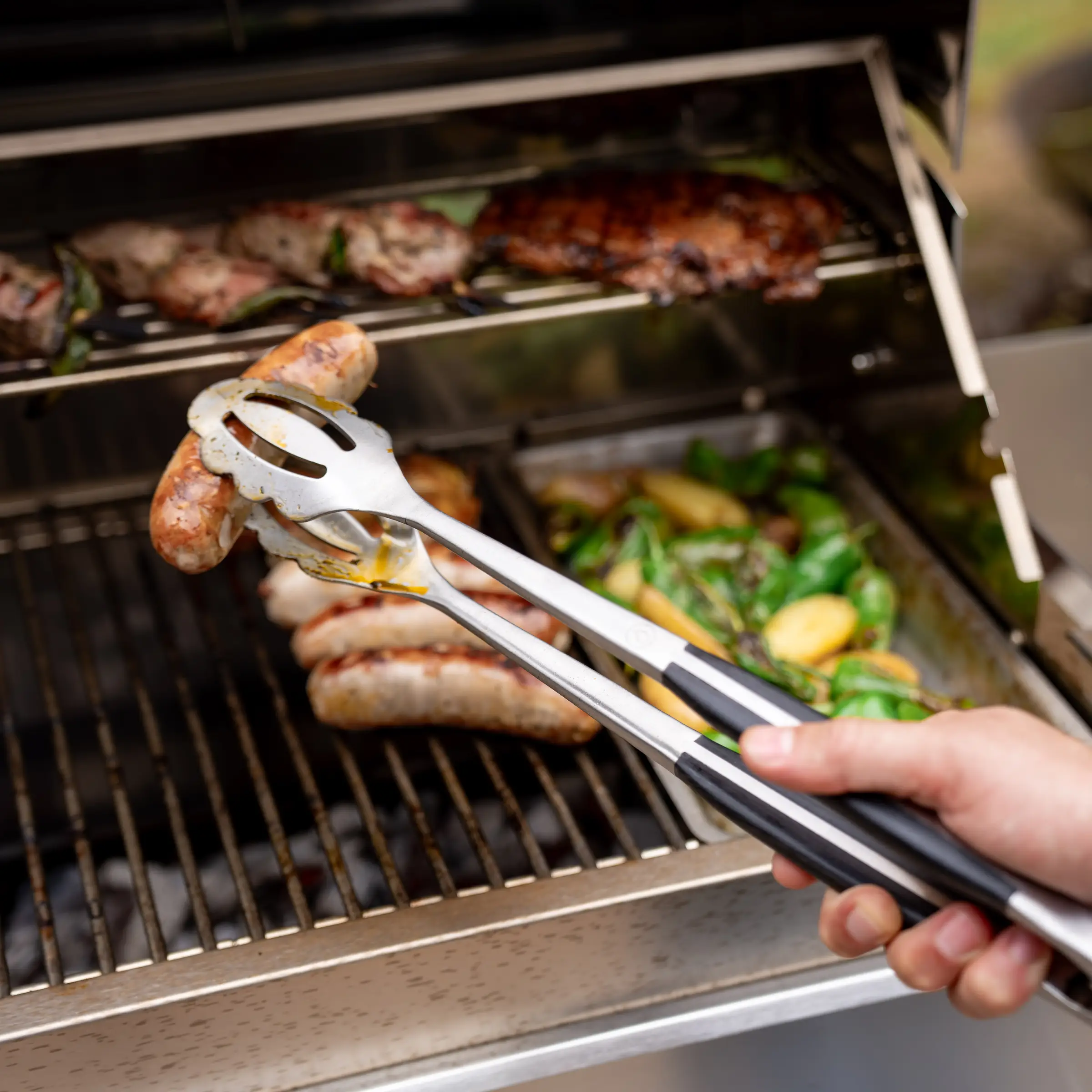 Grillzange im Einsatz