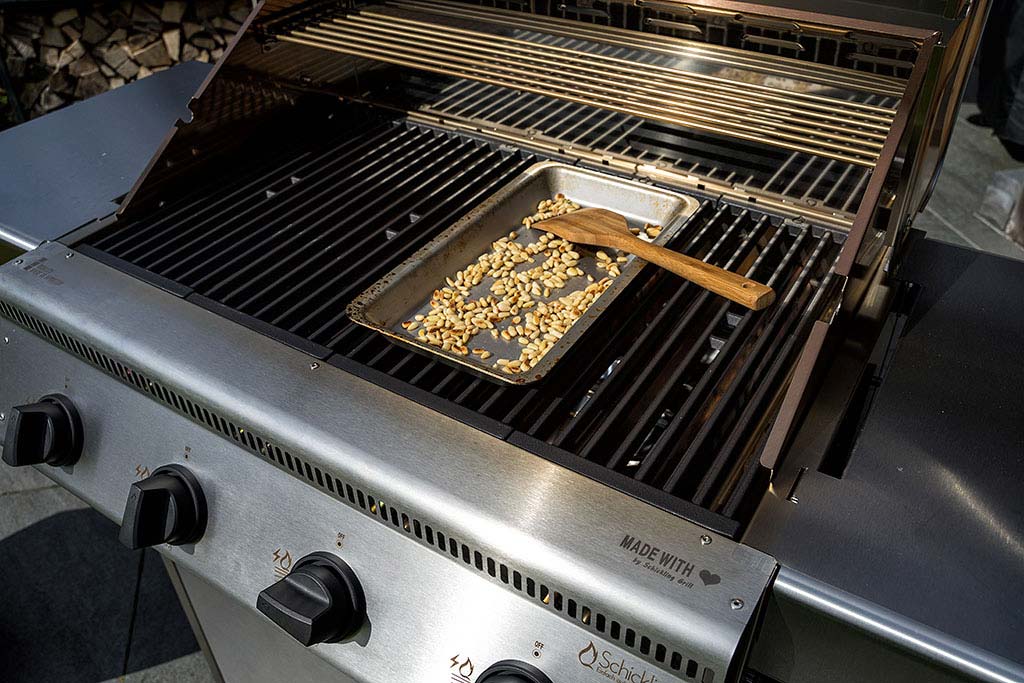 Hähnchenspieße (Pfaffenschnittchen) im Speckmantel mit Pesto Bild 3