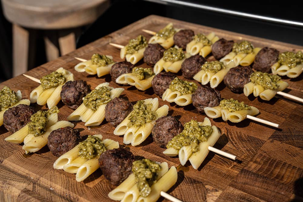 Pesto-Pasta-Sticks bestreichen