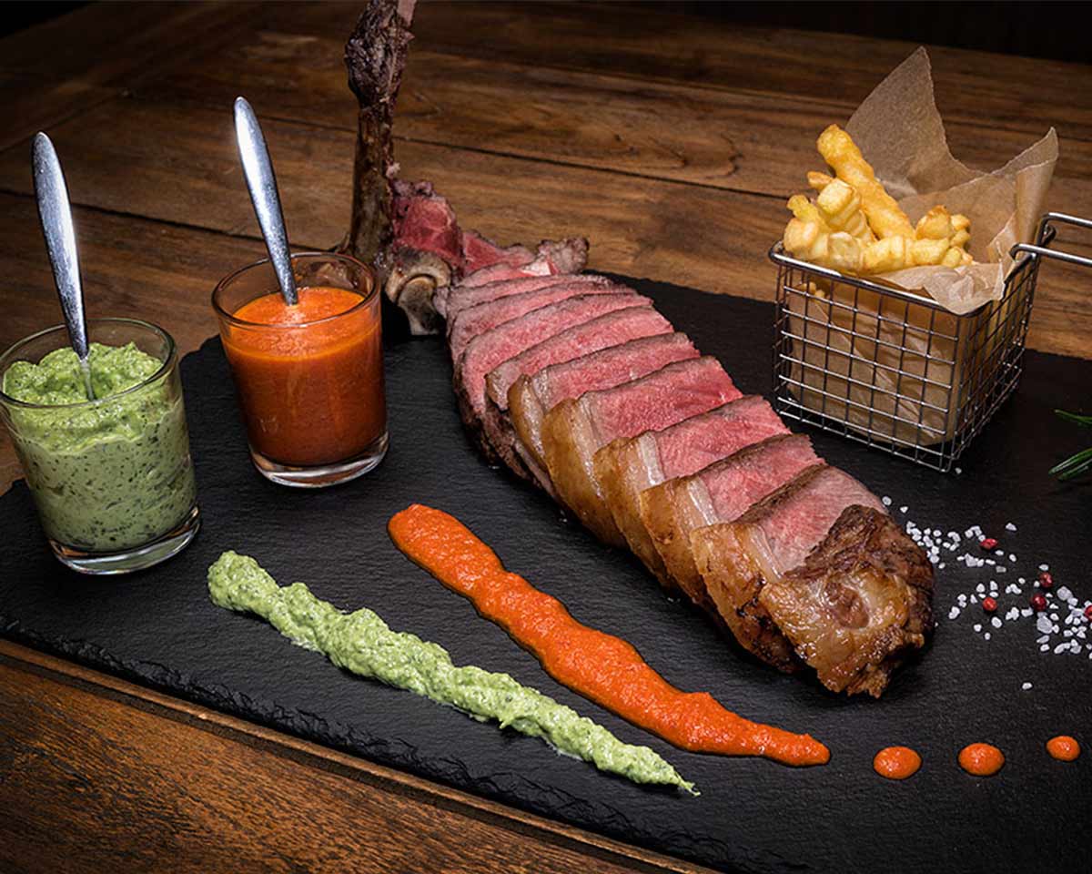 Shell Steak von der Salzplanke mit roter und grüner Mojo Sauce