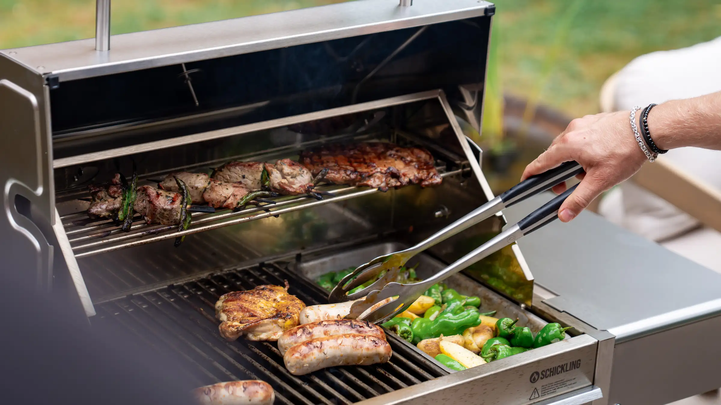 Grillzange im Einsatz