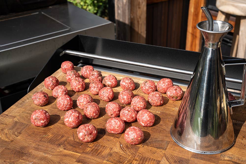 Gehacktes mit Kräutergewürz und Meersalz würzen, kneten und ca. 15 g leichte Fleischbällchen formen