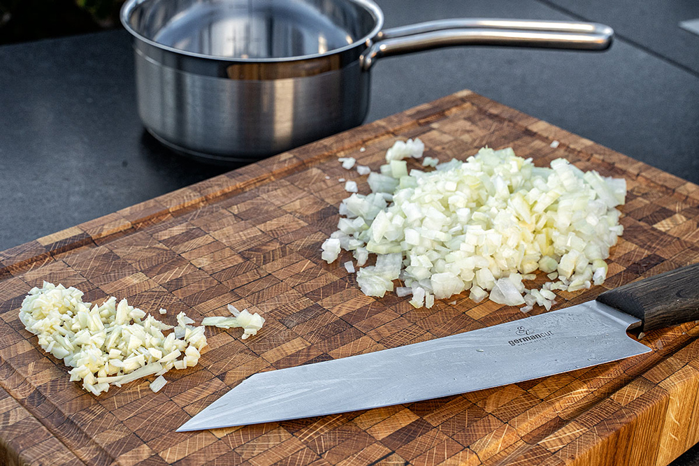 Zwiebeln fein würfeln und Knoblauch hacken