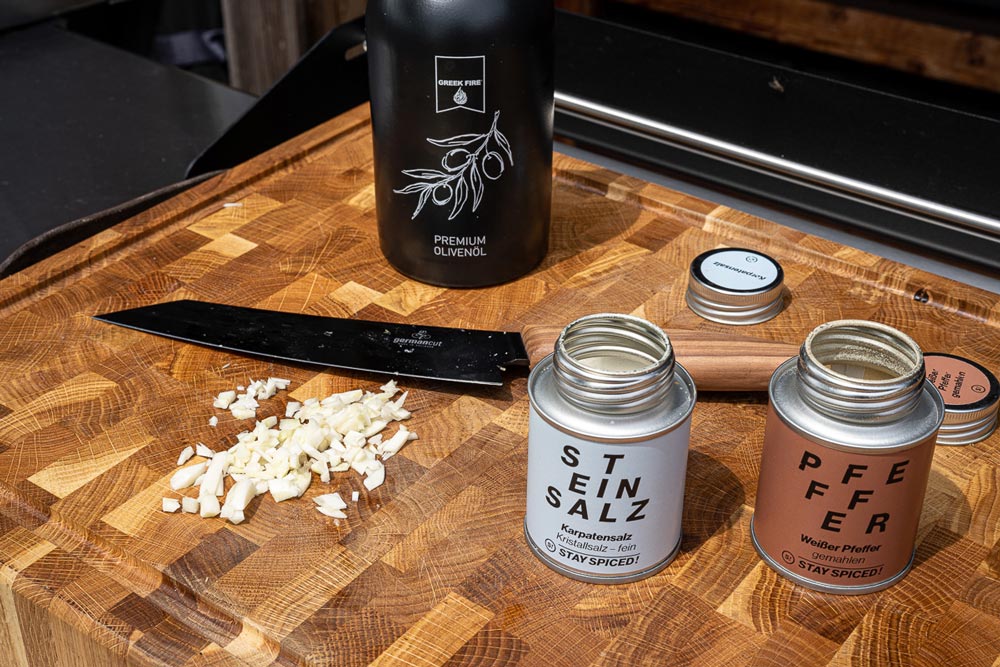 Knoblauch und Gewürze vorbereiten