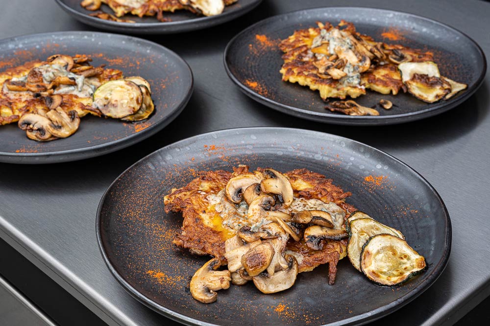 Herzhafte Kartoffelpuffer – mit Zucchini, Champignons & Gorgonzola