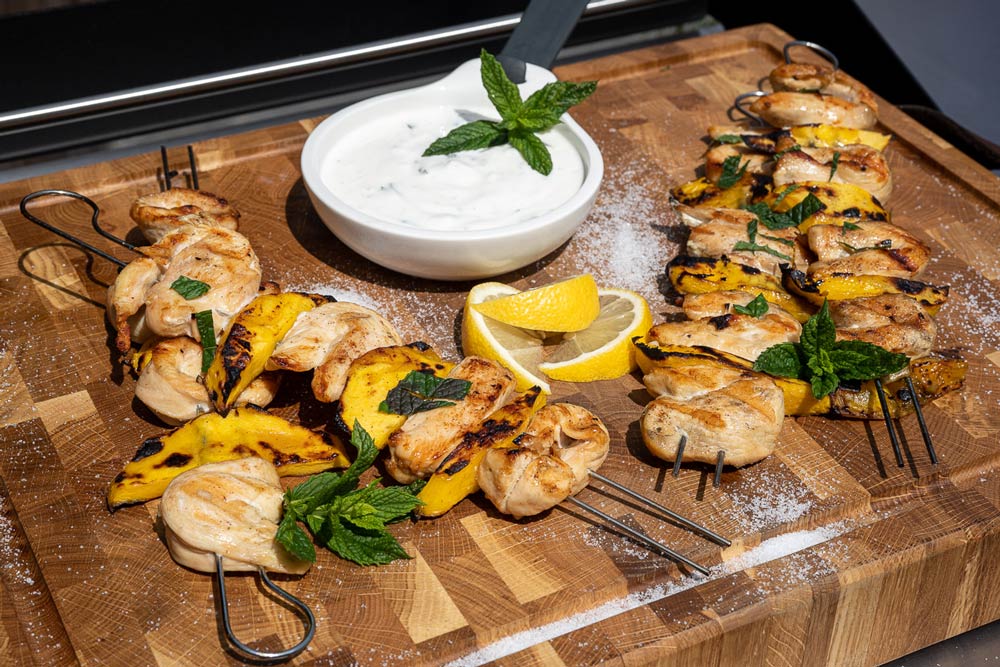 Das Endergebnis: Mango-Hähnchen-Spieße mit Joghurt-Minze-Dip