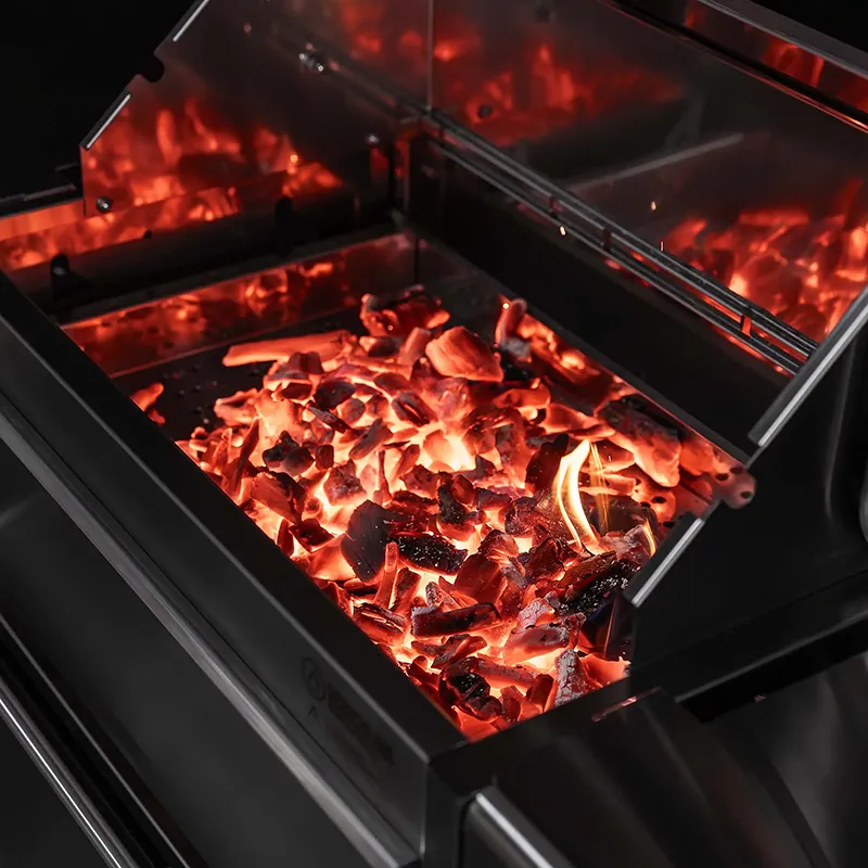 Glühende Kohlen in der Edelstahl Kohlewanne