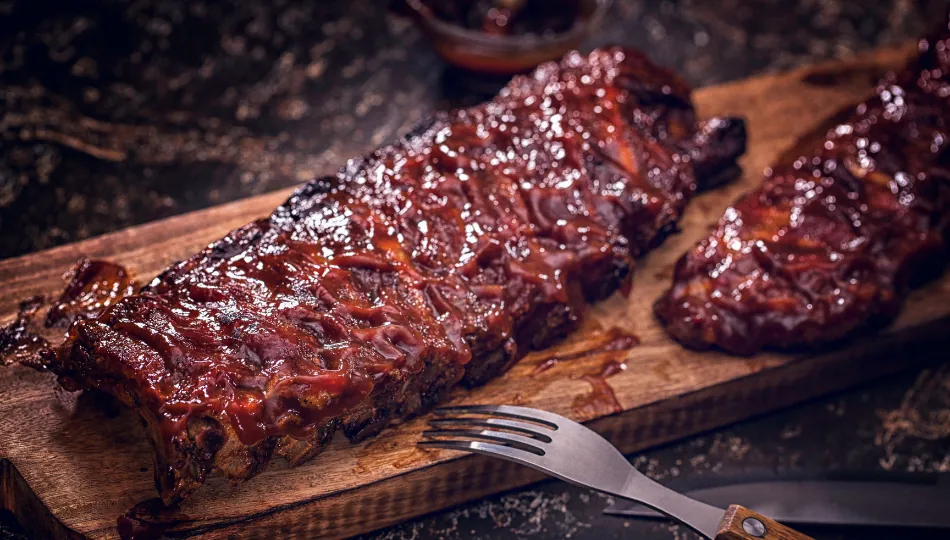 Saftige Spare Ribs mit einer klebrig-süßen Kruste aus selbstgemachter Spareribs-Marinade.
