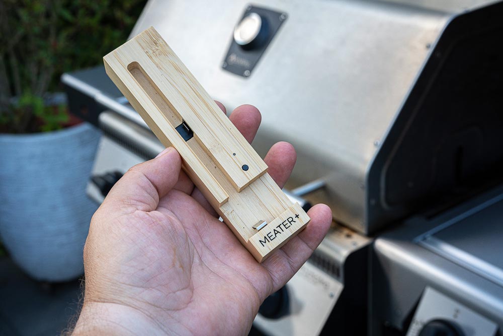 Als Faustregel für die Garzeit gilt: Bei einer Gartemperatur von 180°C benötigt das Hähnchen ca. 1 Stunde Garzeit pro 1 kg.
Gegrillt wird selbstverständlich mit geschlossenem Deckel.