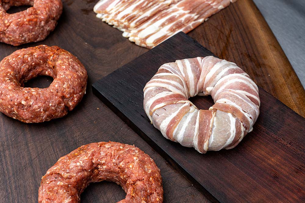 Donuts mit Baconstreifen umwickeln