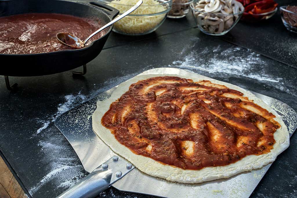 Tomatensauce auftragen