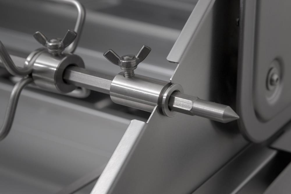 Mit einer Flügelschraube wird der Drehspieß arettiert Mit einer Flügelschraube wird der Drehspieß arettiert