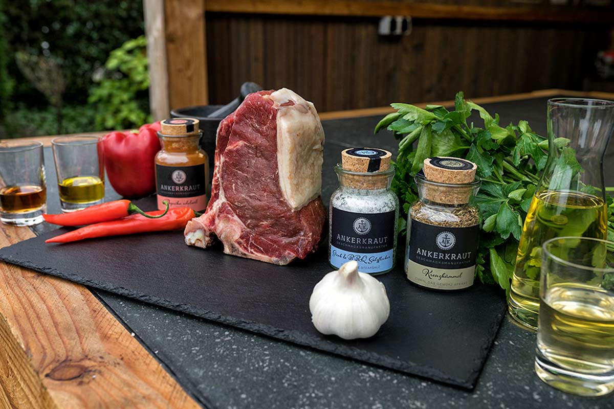 Shell Steak von der Salzplanke mit roter und grüner Mojo Sauce