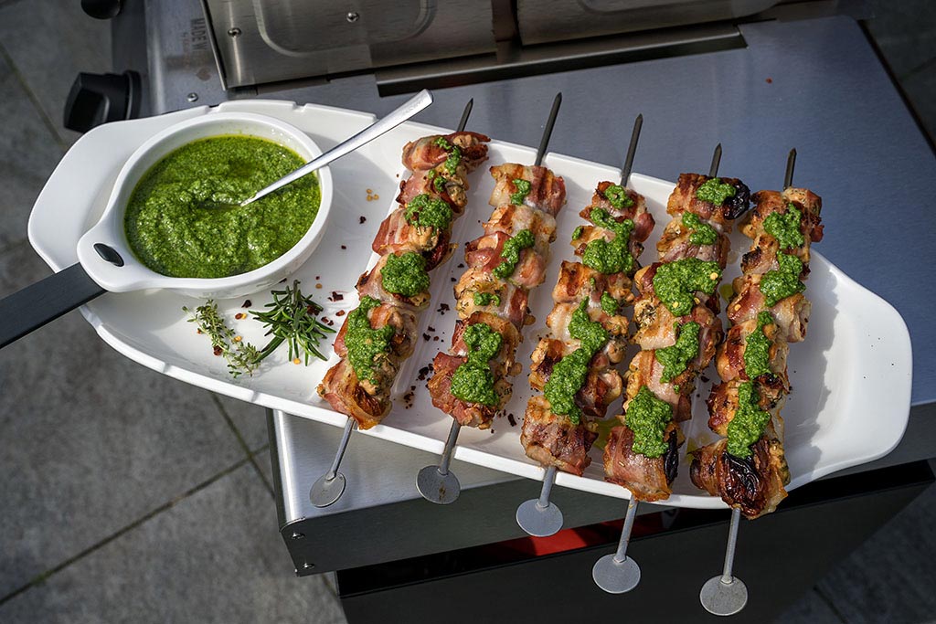 Grillrezept: Hähnchenspieße (Pfaffenschnittchen) im Speckmantel mit Pesto