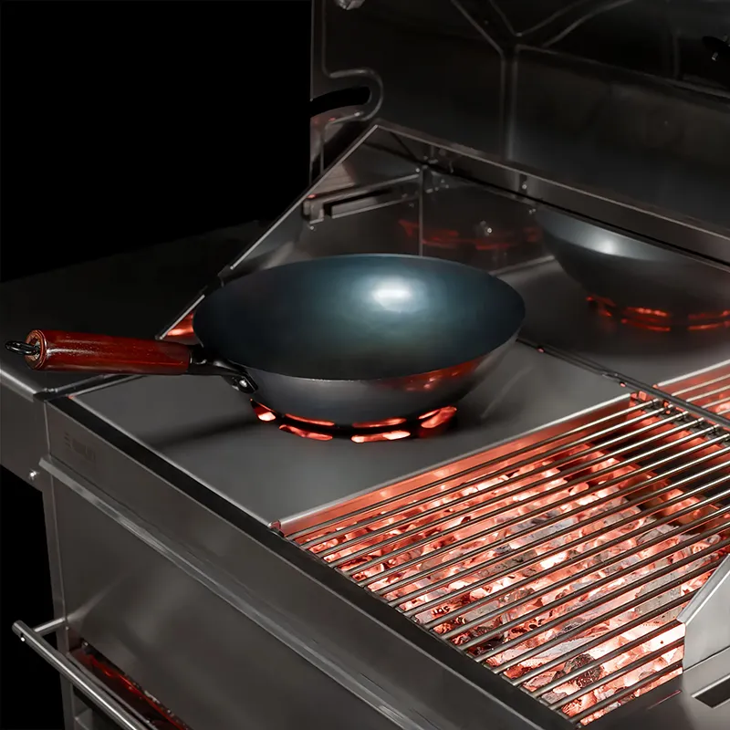 Glühende Kohlen in der Edelstahl Kohlewanne