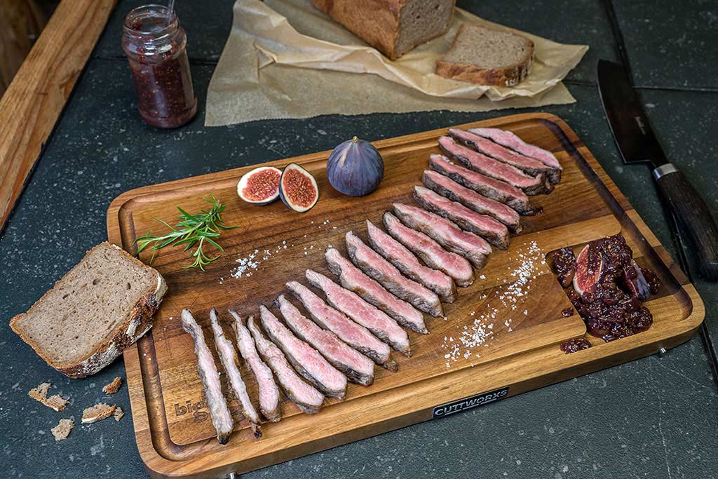 Ibérico Secreto grillen – mit Feigen-Chutney und Graubrot