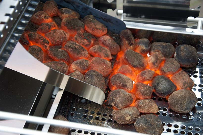 Der schaufelähnliche Überstand erleichtert das Befüllen des Grills Der schaufelähnliche Überstand erleichtert das Befüllen des Grills